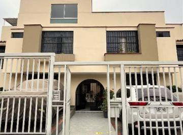 Casa · 193m² · Se Vende Linda Casa en La Molina, con Excelente Distribución y Dos Cocheras
