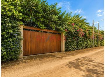 Casa · 500m² · 6 Dormitorios · 6 Estacionamientos · Venta de Casa de Campo en Lurín: 2,700 m² de Áreas Verdes, Piscina y 6 Bungalows Privados