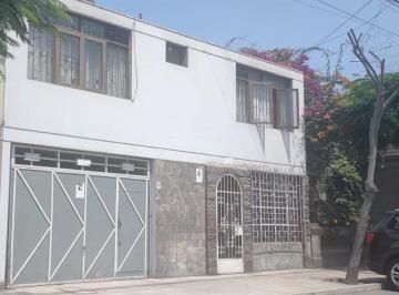 Casa · 226m² · 5 Dormitorios · 1 Estacionamiento · Ocasión – Se Vende Casa en Lince a Precio Especial