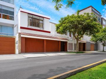 Casa · 300m² · 6 Dormitorios · 1 Estacionamiento · Se Vende Casa Como Terreno Frente a Parque