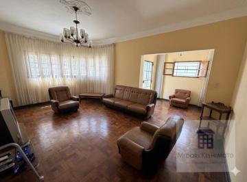 Casa · 425m² · 3 Dormitorios · 4 Estacionamientos · Linda Casa de 3 Pisos en Calle Cerrada