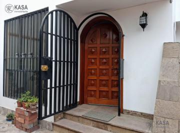 Casa · 300m² · 5 Dormitorios · 1 Estacionamiento · Casa en Alquiler de 160 Mt - Para Uso de Consultorios, Oficinas o Vivienda.