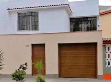 Casa · 300ha · 5 Dormitorios · 1 Estacionamiento · Casa en Alquiler Para Consultorios, Oficinas o Vivienda.