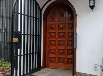Casa · 300ha · 5 Dormitorios · 1 Estacionamiento · Casa en Alquiler Para Consultorios, Oficinas o Vivienda.