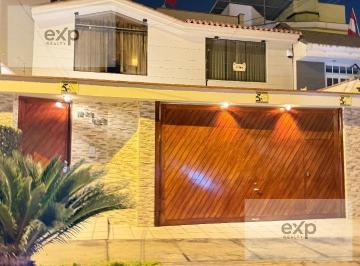 Casa · 225m² · 5 Dormitorios · 1 Estacionamiento · Casa de 3 Pisos Moderna y Bien Distribuida en La Molina – At: 160 m² / Ac: 225 m²