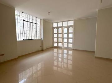 Casa de 6 habitaciones, Chiclayo · Casa en Esquina con 6 Habitaciones Cerca de Usat / Hospital Regional / Mall Aventura
