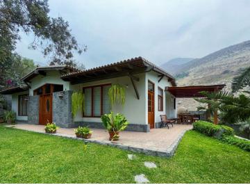 Casa de campo · 270m² · 4 Dormitorios · 8 Estacionamientos · Residencia de Campo con Amplios Jardines y Piscina – Los Cóndores, Chaclacayo