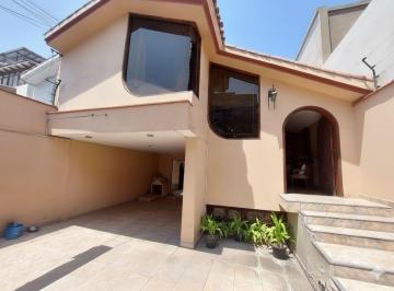Casa · 230m² · 4 Dormitorios · 3 Estacionamientos · Bella Casa en Santiago de Surco en Venta