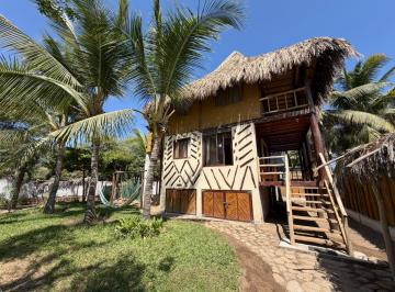 Casa de playa · 128m² · 5 Dormitorios · 3 Estacionamientos · Casa en Venta en Mancora con Titulo de Propiedad!