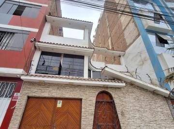 Casa · 300m² · 4 Dormitorios · 1 Estacionamiento · ¿Buscas Una Casa Amplia, Bien Ubicada y Que Puedas Diseñar a Tu Propio Gusto?