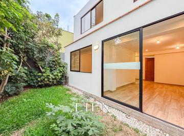 Casa · 210m² · 4 Dormitorios · 1 Estacionamiento · Venta de Casa en Surquillo de Dos Pisos con Proyección a Tres Pisos