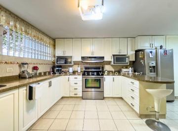 Casa · 419m² · 4 Dormitorios · 3 Estacionamientos · Venta de Casa Remodelada de 4 Dorm. en Corpac - San Isidro