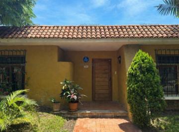 Casa · 274m² · 3 Dormitorios · 4 Estacionamientos · Venta Casa en San Isidro