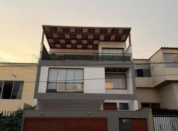 Departamento · 265m² · 4 Dormitorios · 2 Estacionamientos · Venta de Casa en La Alborada Santiago de Surco | Casa de 3 Pisos + Semi Sótano | 2 Cocheras