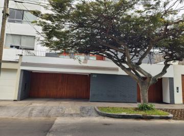 Casa · 300m² · 6 Dormitorios · 3 Estacionamientos · Venta de Casa Como Terreno de 300 m² en Santiago de Surco
