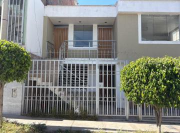 Departamento de 5 habitaciones, Arequipa · Venta de Casa Consta 2 Departamentos y Aires