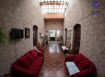 Casa · 400m² · 3 Dormitorios · 1 Estacionamiento · Se Vende Casa o Como Terreno! Zona Tradicional de Cayma!