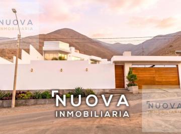 Casa · 400m² · 4 Dormitorios · 6 Estacionamientos · Venta de Casa en La Molina