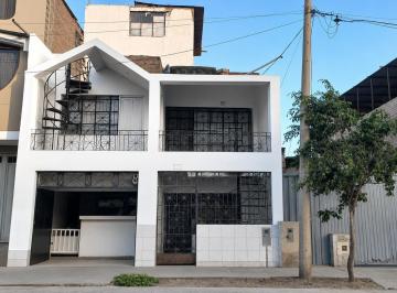 Casa · 291m² · 9 Dormitorios · 1 Estacionamiento · Se Vende Casa de 3 Pisos Mas Azotea en Av Modelo - 140 m²