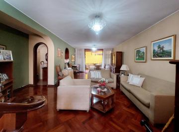 Casa · 230m² · 4 Dormitorios · 3 Estacionamientos · Bella Casa en Santiago de Surco en Venta