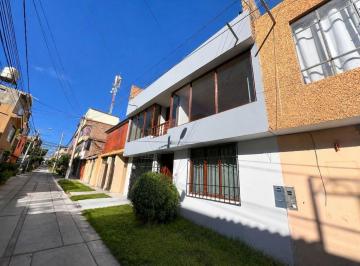 Casa de 6 habitaciones, Arequipa · Casa en Venta con 144 m², en Jose Luis Bustamante y Rivero