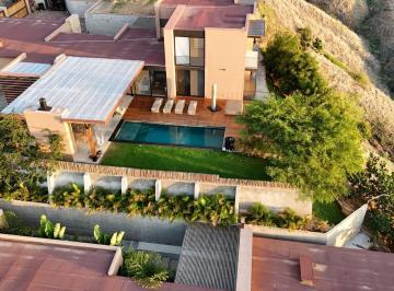 Casa · 658m² · 5 Dormitorios · 9 Estacionamientos · Venta de Casa de Playa Máncora Dentro de Condominio con Altos Estándares de Seguridad y Vista Al Mar