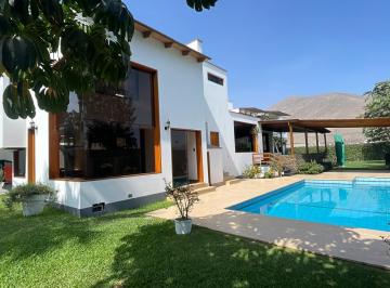 Casa · 660m² · 6 Dormitorios · 3 Estacionamientos · Vendo Casa de Lujo en La Molina