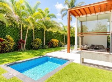 Casa de 4 habitaciones, Lima · Hermosa Casa Minimalista de Finos Acabados, Techos Altos y Excelente Distribución. Piscina