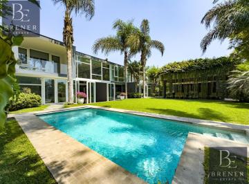 Casa · 1600m² · 5 Dormitorios · 9 Estacionamientos · Casa de Lujo en Venta Frente Al Golf de La Planicie