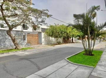 Casa · 195m² · 6 Dormitorios · 2 Estacionamientos · Venta de Casa en Surco - 391 m² - 6 Dorm. - Jr. Tuman Monterrico Surco