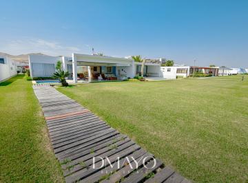 Casa · 246m² · 4 Dormitorios · 2 Estacionamientos · Casa en Venta en Primera Fila en Playa del Golf Asia con 4 Dorm.