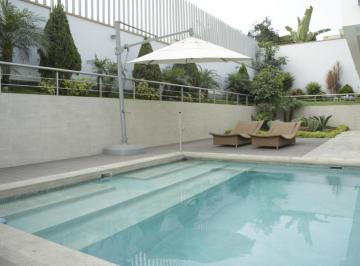Casa · 1000m² · 5 Dormitorios · 12 Estacionamientos · Exclusiva Casa Frente Al Lago en La Molina - Lujo y Espacio