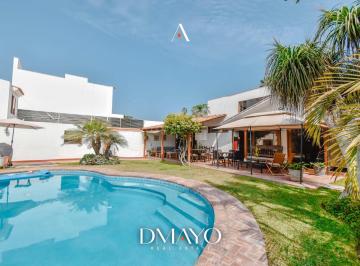Casa · 276m² · 4 Dormitorios · 4 Estacionamientos · Venta de Casa con 02 Bungalows Independientes
