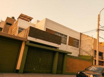 Casa de 6 habitaciones, Lima · San Martin de Porres Angelica Gamarracon con Univesitaria Casa 2 Pisos 200 m² 6 Dor Cochera $229