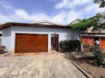 Casa de 4 habitaciones, Lima · Casa en Venta en Esquina en Surco