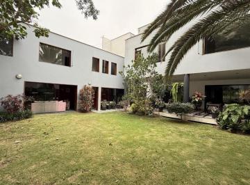 Casa · 841ha · 5 Dormitorios · 8 Estacionamientos · Hermosa Casa en Venta en La Mejor Zona de San Isidro