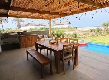 Casa · 170m² · 4 Dormitorios · Casa de Playa en Primera Fila en Chincha