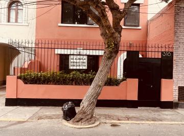 Casa remodelada con encanto arquitectónico, jardín privado e ingreso independi · Casa 1er Piso Remodelada con Ingreso Independiente