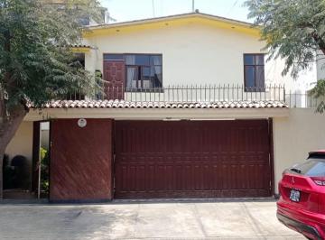 Fachada, estacionamiento puerta electrica · Amplio Departamento con Minidepartamento Independiente – La Molina