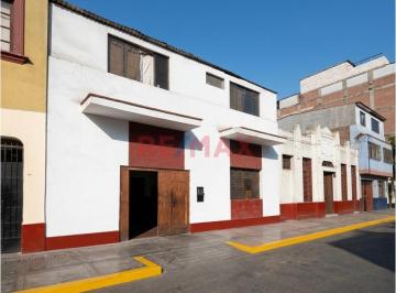 Casa · 135m² · 7 Dormitorios · 1 Estacionamiento · Venta de Casa Como Terreno Breña