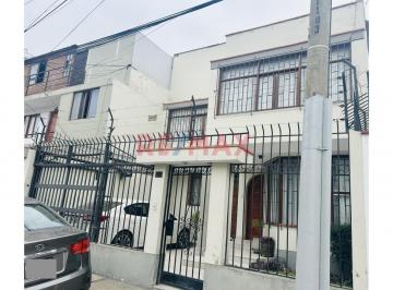 Casa · 215m² · 4 Dormitorios · 1 Estacionamiento · Vendo Casa de 180 m². Cerca a La Univ. Católica y Plaza San Miguel
