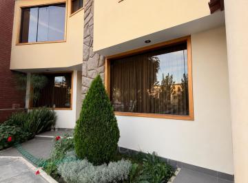 Casa de 4 habitaciones, Arequipa · ¡Vive Frente a Parque, Dentro de Una Urb. Privada con Vigilancia 24 Horas!