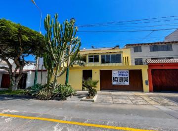 Casa · 327m² · 7 Dormitorios · 2 Estacionamientos · Venta Casa de 300 m² Frente a Parque - San Borja