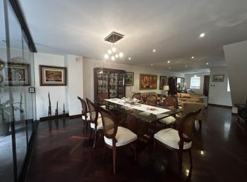 Casa · 261m² · 7 Dormitorios · 2 Estacionamientos · Se Vende Casa de 3 Pisos de 7 Dorm. 2cocheras en Surco Impecable