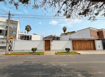 Casa · 413m² · 4 Dormitorios · 4 Estacionamientos · Venta Casa 473.78 m² con Salida Directa Al Parque| Urb. Alexander Von Humboldt Miraflores
