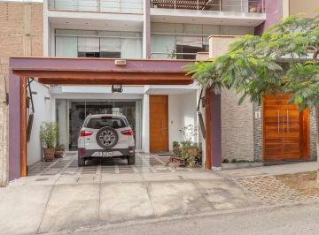 Casa · 380m² · 6 Dormitorios · 2 Estacionamientos · Alquiler | Exclusiva Casa Familiar con Departamento Independiente, Amplio Sótano y Terraza Bbq