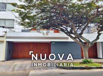 Casa · 300m² · 6 Dormitorios · 3 Estacionamientos · Venta de Casa Como Terreno de 300 m² en Santiago de Surco