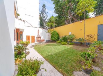 Casa · 421m² · 3 Dormitorios · 3 Estacionamientos · Casa con Jardin con Salida a Parque, Aurora, Miraflores