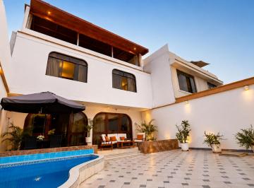 Casa de 5 habitaciones, Lima · Casa de 3 Pisos con Piscina a 2 Cuadras de Playa Caballeros | 5 Dorm.