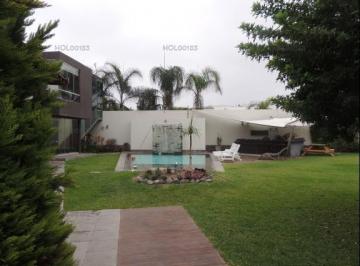 Jardín y piscina · La Encantada Casa Moderna Alquiler